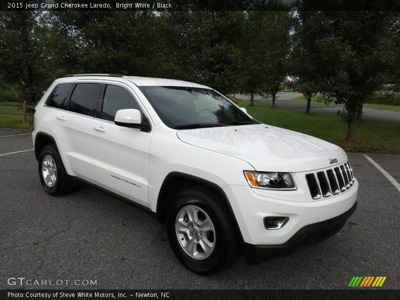 Bright White / Black 2015 Jeep Grand Cherokee Laredo