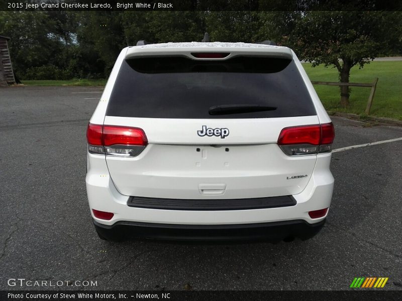 Bright White / Black 2015 Jeep Grand Cherokee Laredo