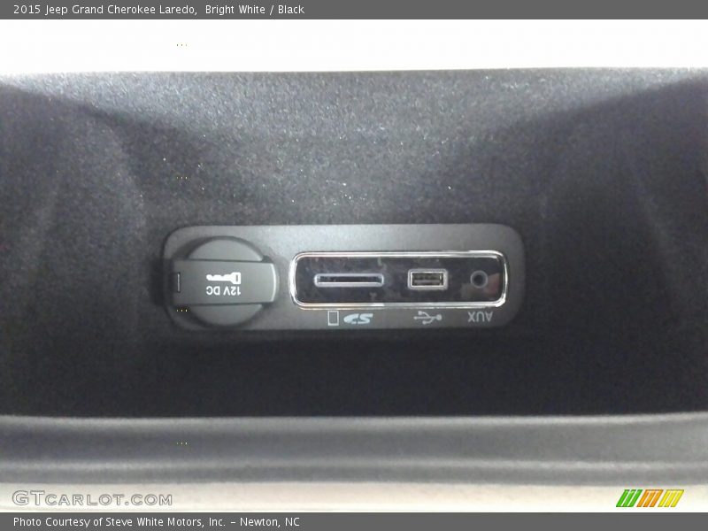 Bright White / Black 2015 Jeep Grand Cherokee Laredo