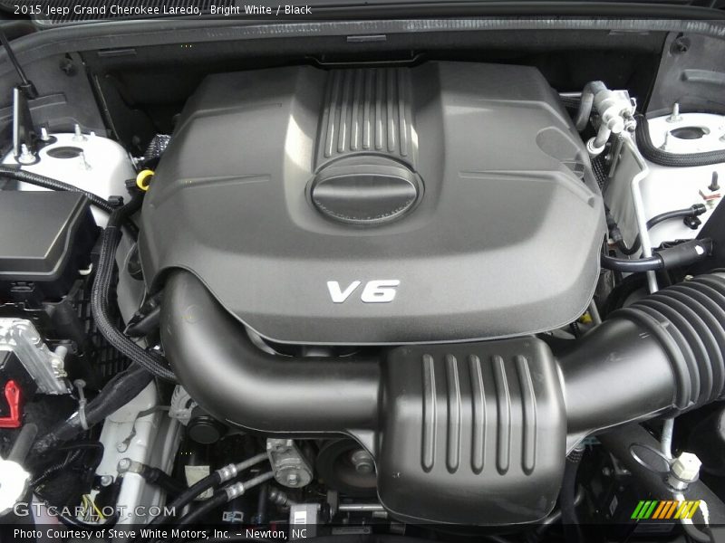 Bright White / Black 2015 Jeep Grand Cherokee Laredo