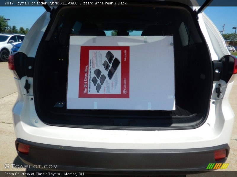 Blizzard White Pearl / Black 2017 Toyota Highlander Hybrid XLE AWD
