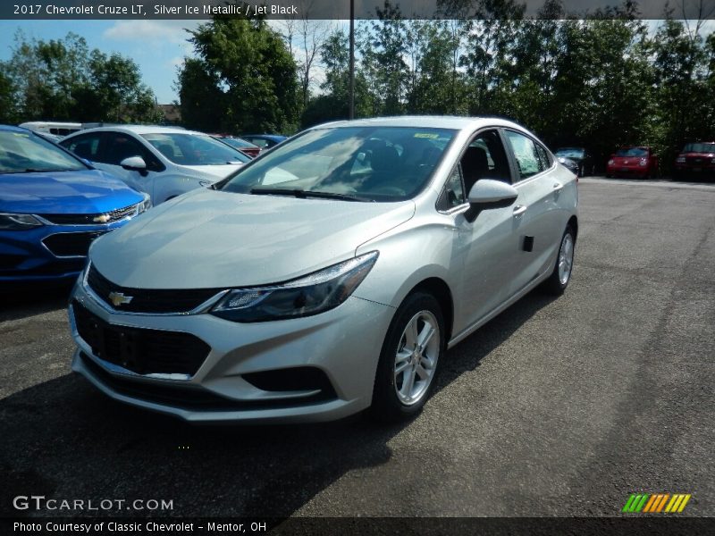 Silver Ice Metallic / Jet Black 2017 Chevrolet Cruze LT