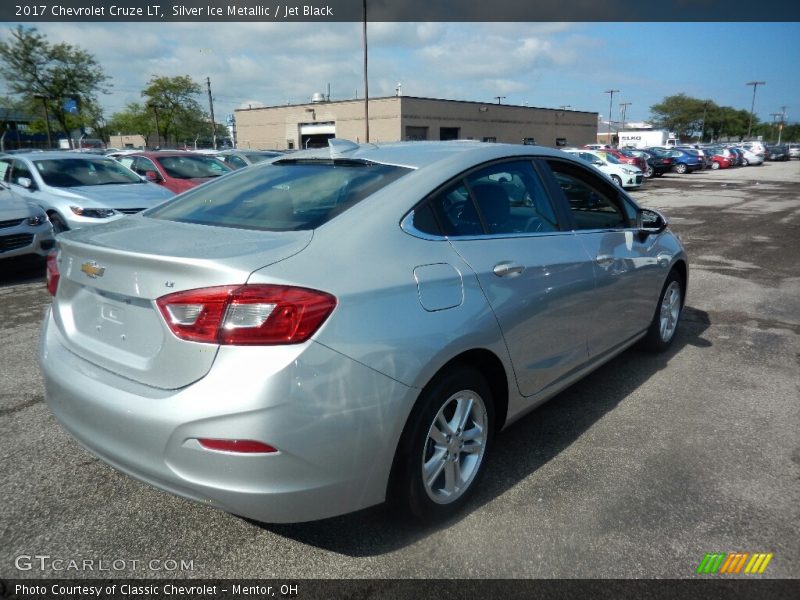 Silver Ice Metallic / Jet Black 2017 Chevrolet Cruze LT
