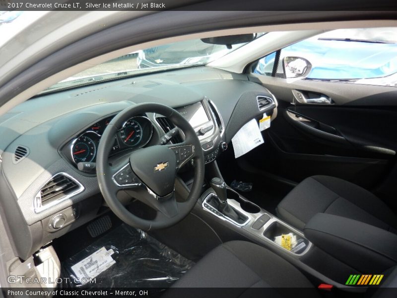 Silver Ice Metallic / Jet Black 2017 Chevrolet Cruze LT