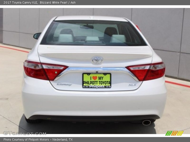 Blizzard White Pearl / Ash 2017 Toyota Camry XLE