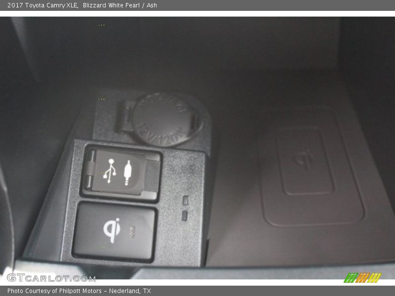 Blizzard White Pearl / Ash 2017 Toyota Camry XLE