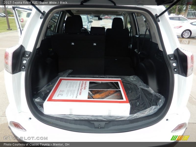 Super White / Black 2017 Toyota RAV4 XLE