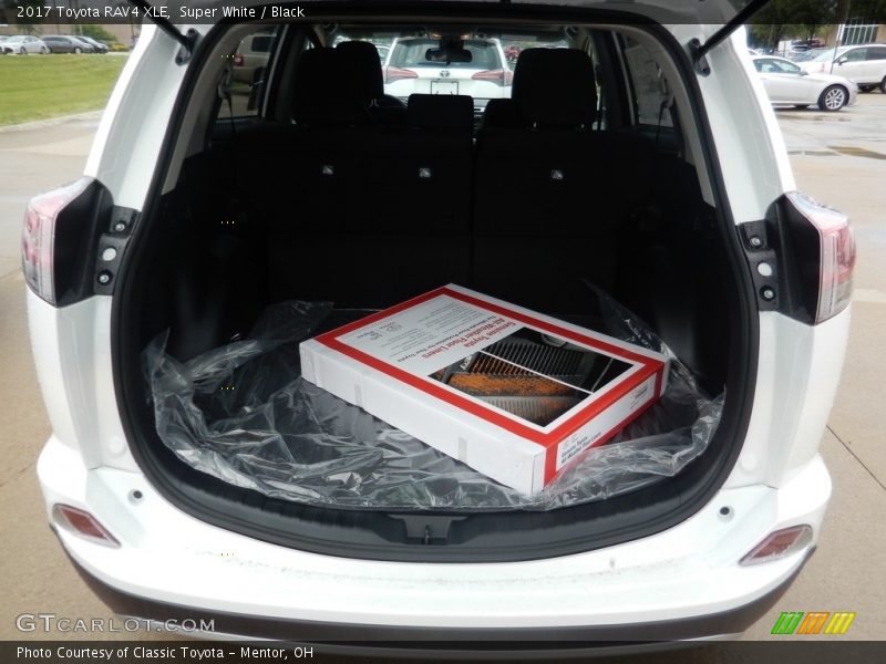Super White / Black 2017 Toyota RAV4 XLE