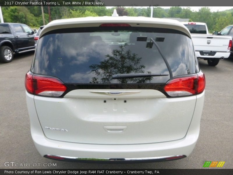 Tusk White / Black/Alloy 2017 Chrysler Pacifica Touring L