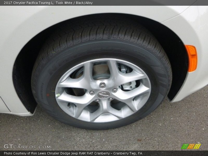 Tusk White / Black/Alloy 2017 Chrysler Pacifica Touring L