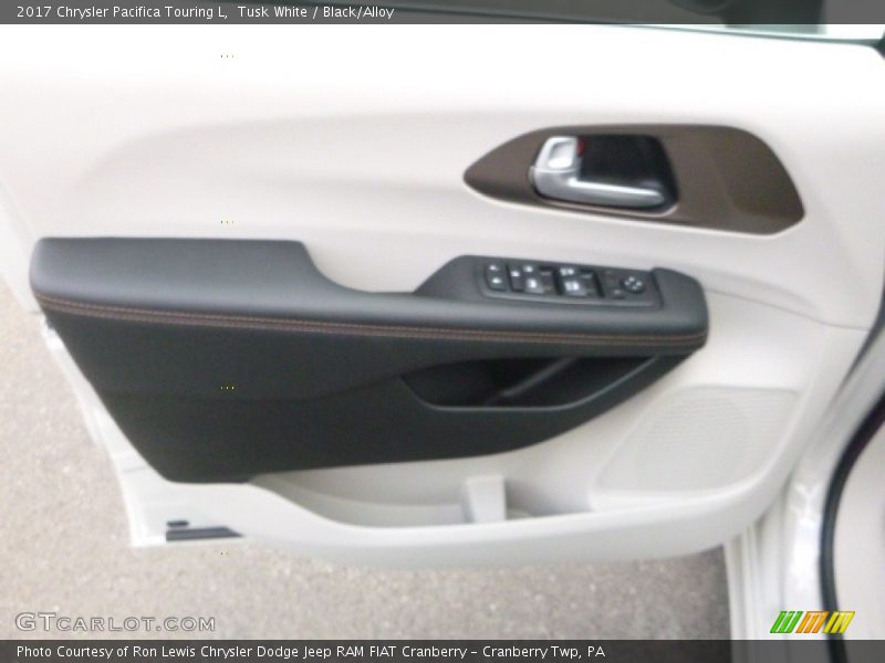 Tusk White / Black/Alloy 2017 Chrysler Pacifica Touring L