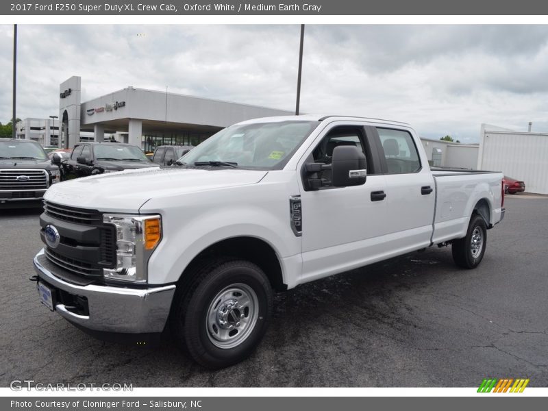 Front 3/4 View of 2017 F250 Super Duty XL Crew Cab