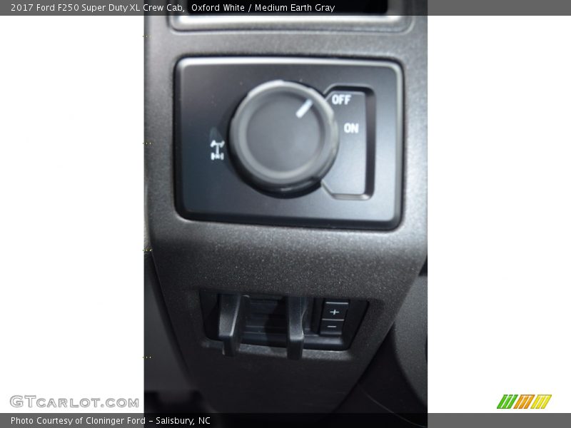 Oxford White / Medium Earth Gray 2017 Ford F250 Super Duty XL Crew Cab