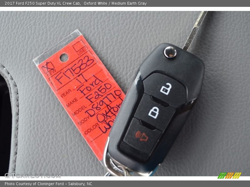 Oxford White / Medium Earth Gray 2017 Ford F250 Super Duty XL Crew Cab