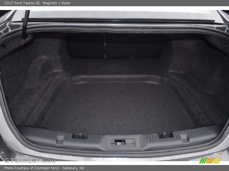  2017 Taurus SE Trunk