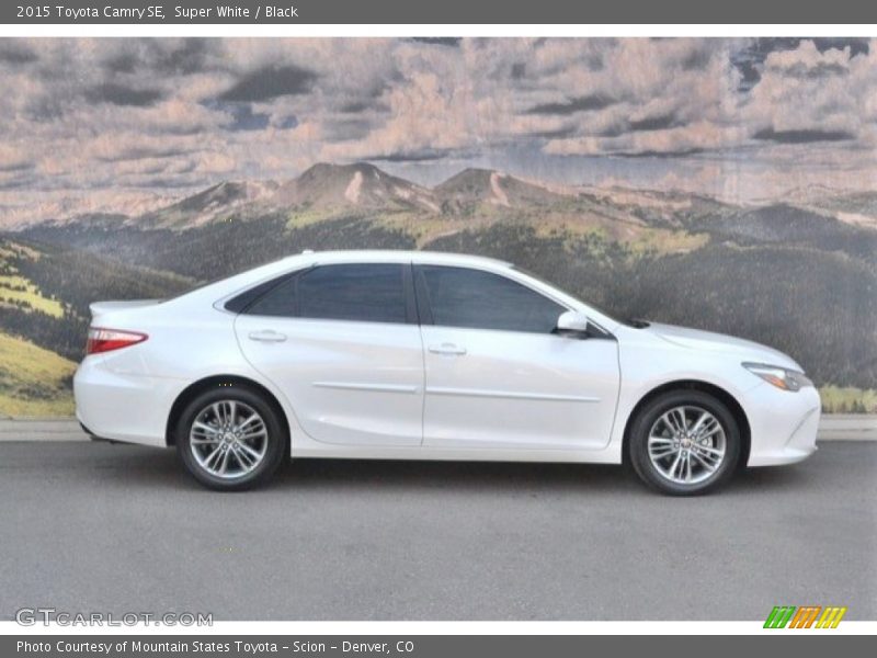 Super White / Black 2015 Toyota Camry SE