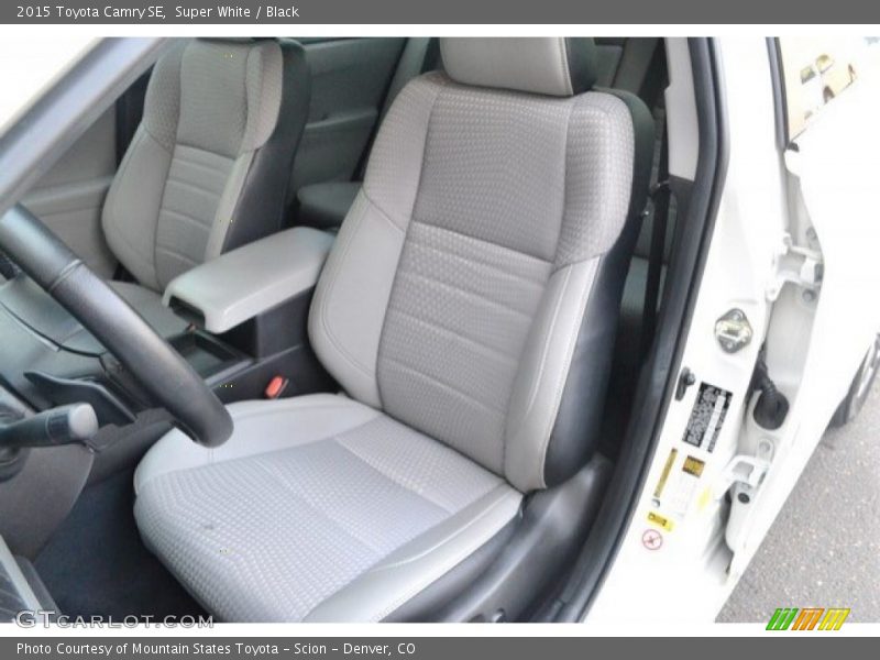 Super White / Black 2015 Toyota Camry SE