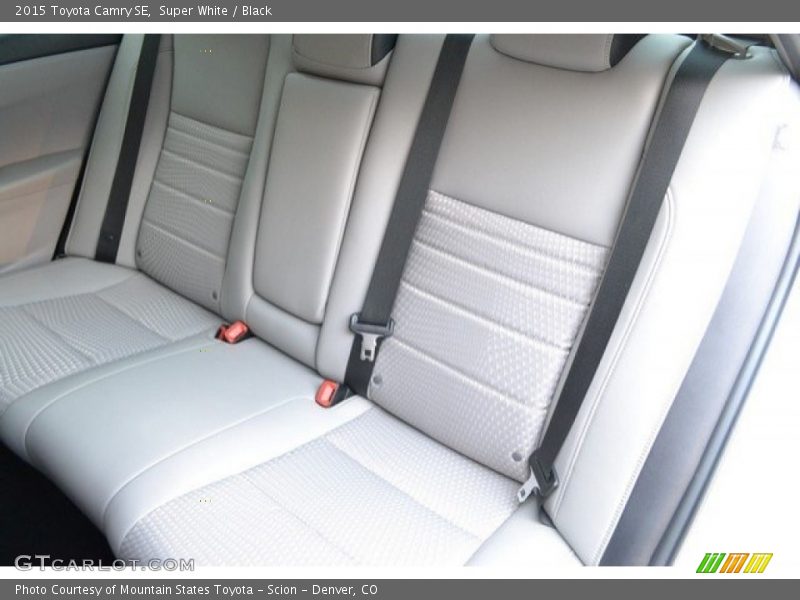 Super White / Black 2015 Toyota Camry SE