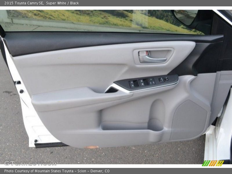Super White / Black 2015 Toyota Camry SE