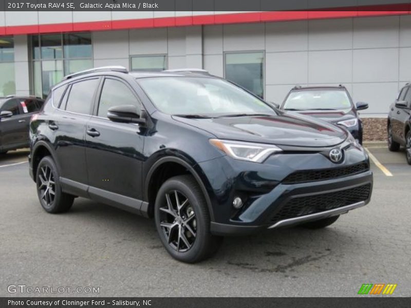 Front 3/4 View of 2017 RAV4 SE
