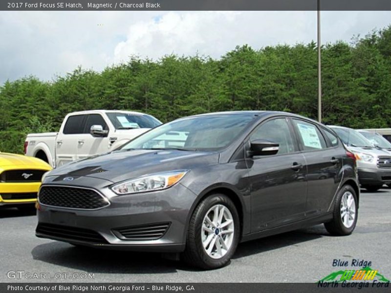 Magnetic / Charcoal Black 2017 Ford Focus SE Hatch