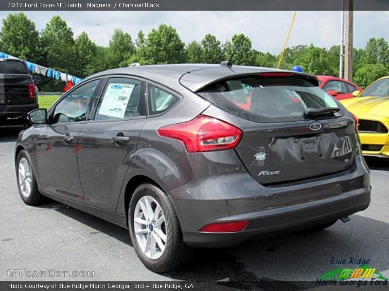 Magnetic / Charcoal Black 2017 Ford Focus SE Hatch
