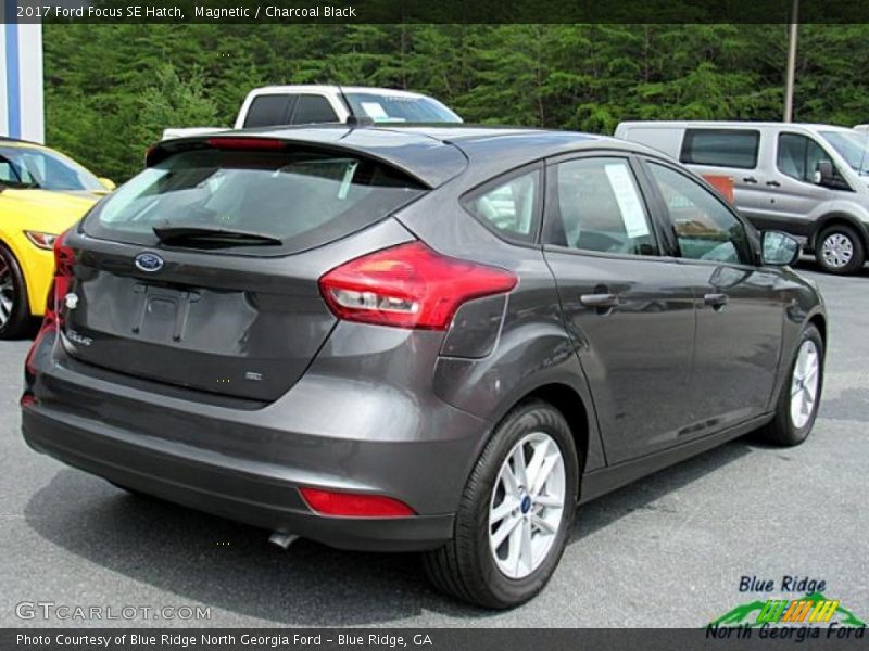 Magnetic / Charcoal Black 2017 Ford Focus SE Hatch