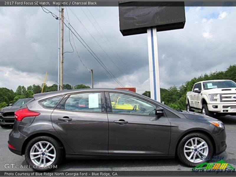 Magnetic / Charcoal Black 2017 Ford Focus SE Hatch