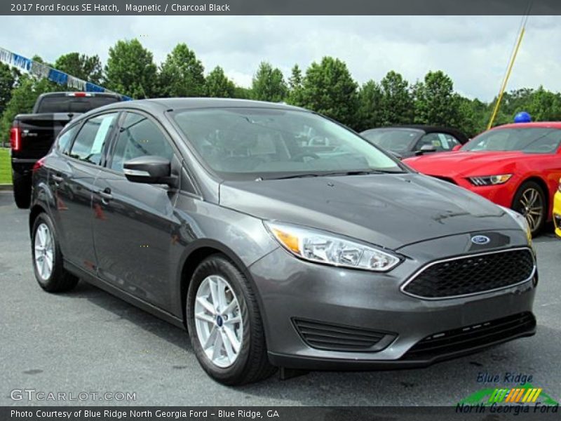 Magnetic / Charcoal Black 2017 Ford Focus SE Hatch