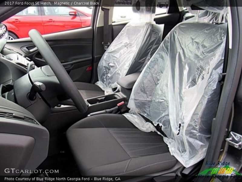 Magnetic / Charcoal Black 2017 Ford Focus SE Hatch