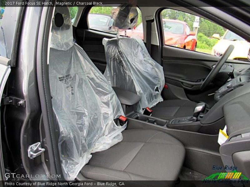 Magnetic / Charcoal Black 2017 Ford Focus SE Hatch