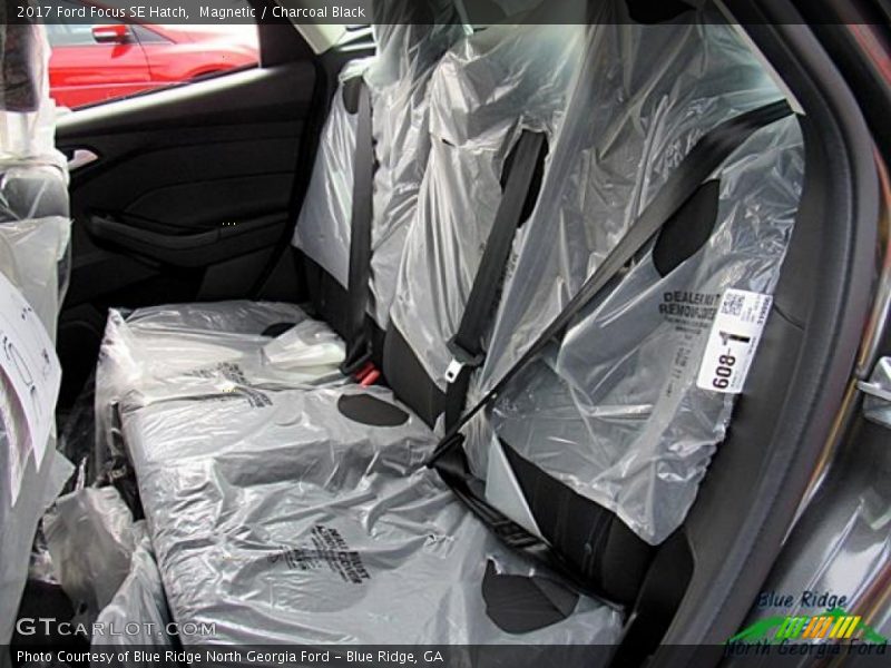 Magnetic / Charcoal Black 2017 Ford Focus SE Hatch