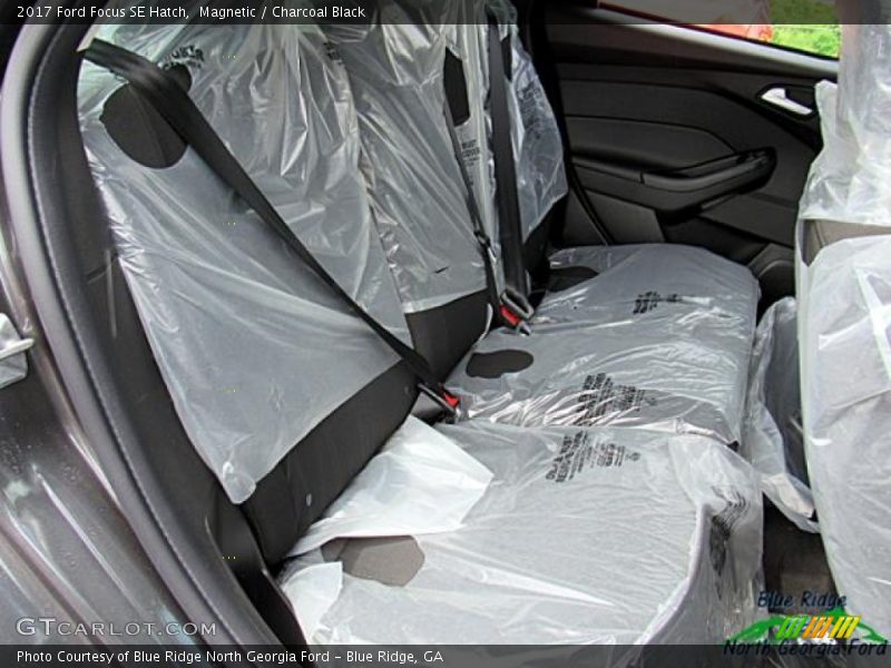 Magnetic / Charcoal Black 2017 Ford Focus SE Hatch
