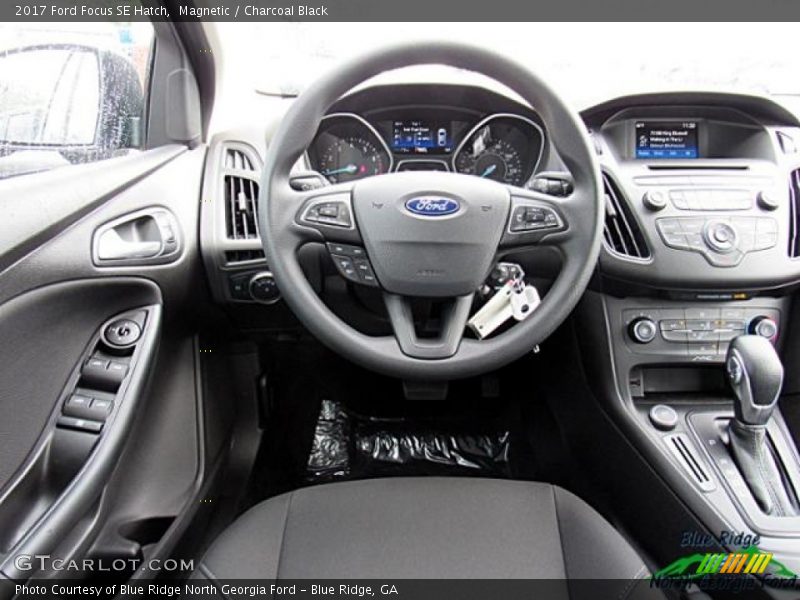 Magnetic / Charcoal Black 2017 Ford Focus SE Hatch