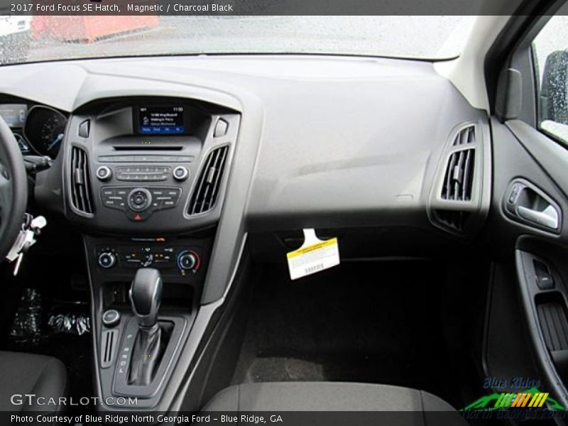 Magnetic / Charcoal Black 2017 Ford Focus SE Hatch