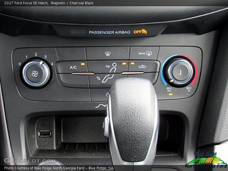 Magnetic / Charcoal Black 2017 Ford Focus SE Hatch