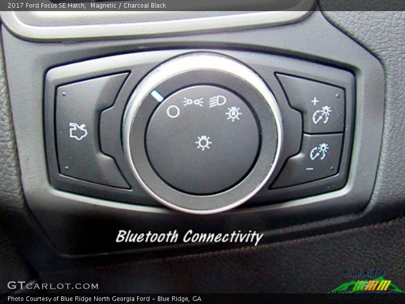 Magnetic / Charcoal Black 2017 Ford Focus SE Hatch