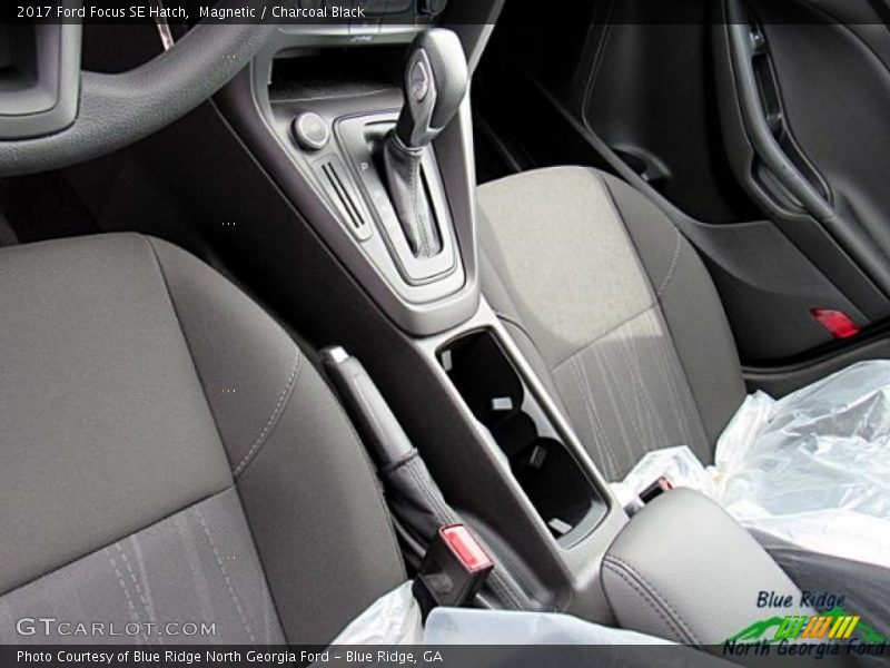 Magnetic / Charcoal Black 2017 Ford Focus SE Hatch