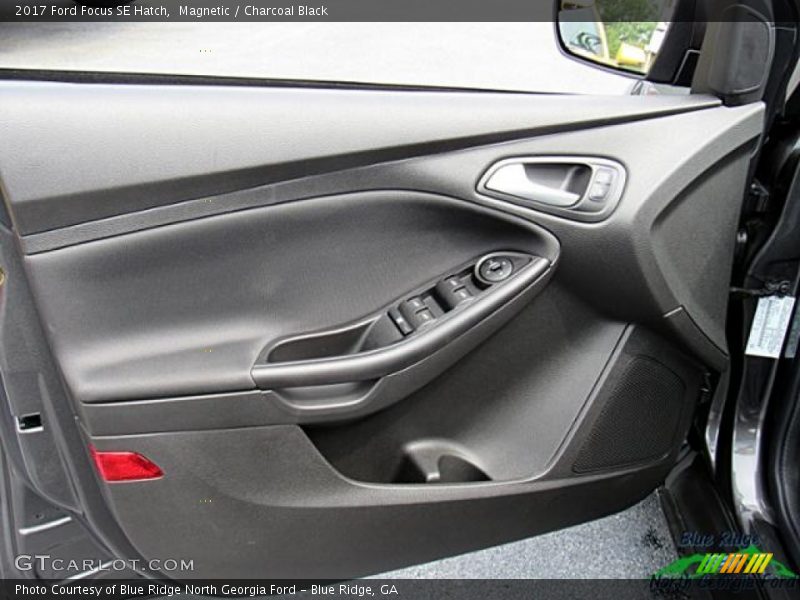 Magnetic / Charcoal Black 2017 Ford Focus SE Hatch