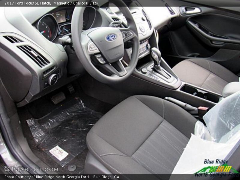 Magnetic / Charcoal Black 2017 Ford Focus SE Hatch