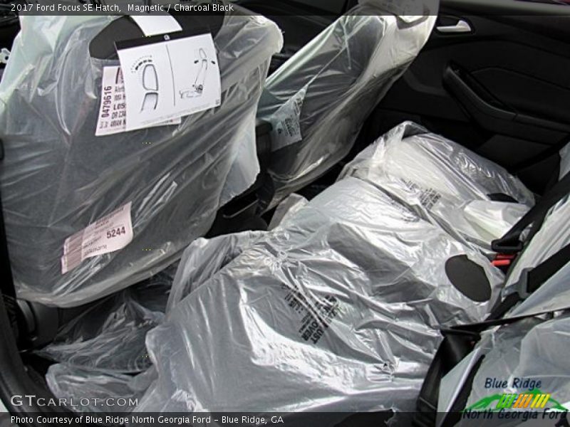 Magnetic / Charcoal Black 2017 Ford Focus SE Hatch