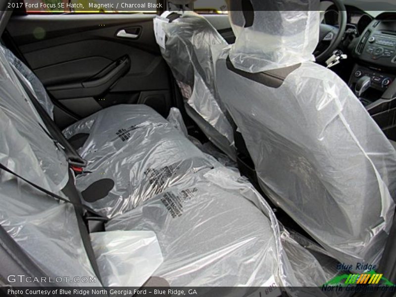 Magnetic / Charcoal Black 2017 Ford Focus SE Hatch