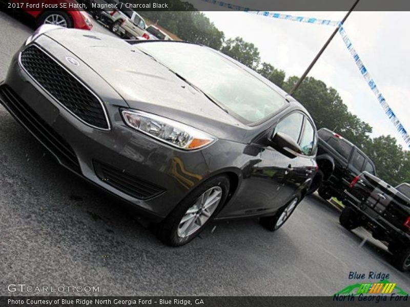 Magnetic / Charcoal Black 2017 Ford Focus SE Hatch