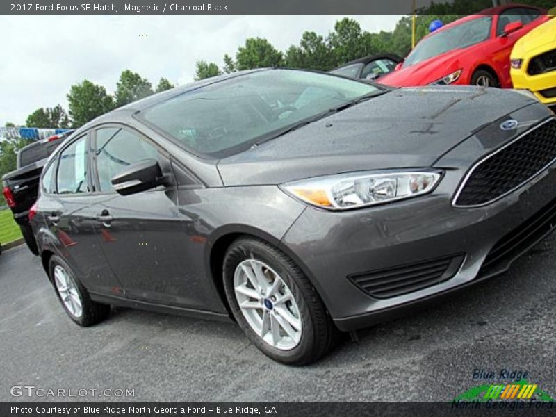 Magnetic / Charcoal Black 2017 Ford Focus SE Hatch