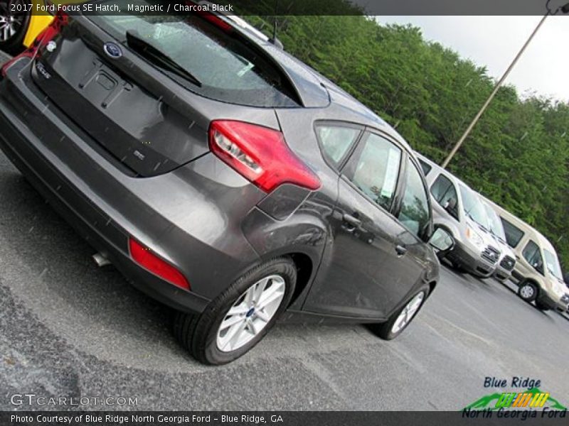 Magnetic / Charcoal Black 2017 Ford Focus SE Hatch