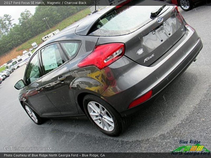 Magnetic / Charcoal Black 2017 Ford Focus SE Hatch