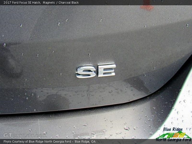 Magnetic / Charcoal Black 2017 Ford Focus SE Hatch