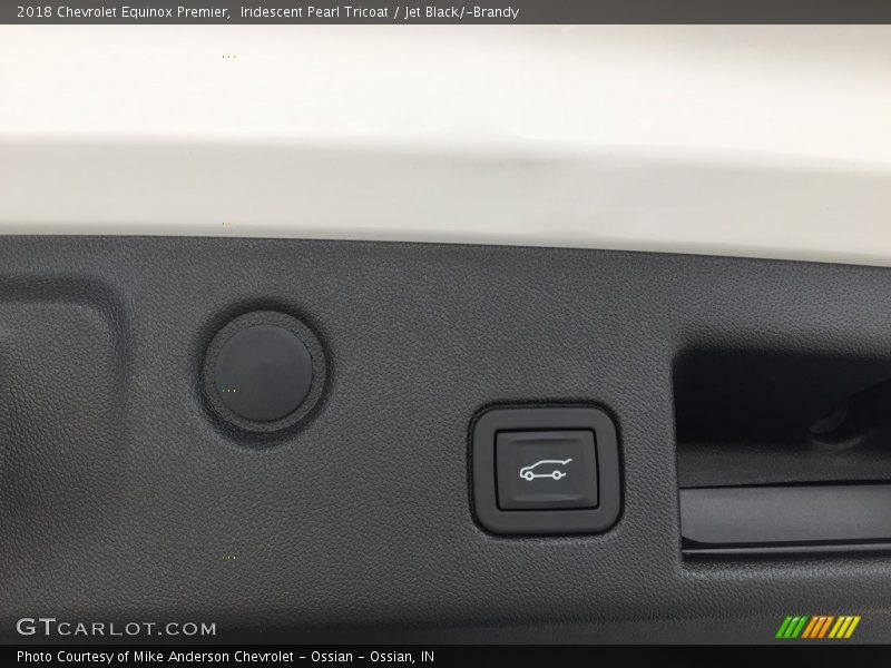 Iridescent Pearl Tricoat / Jet Black/­Brandy 2018 Chevrolet Equinox Premier