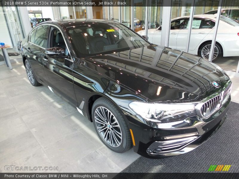 Front 3/4 View of 2018 5 Series 530e iPerfomance xDrive Sedan