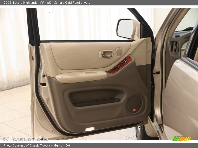 Sonora Gold Pearl / Ivory 2005 Toyota Highlander V6 4WD